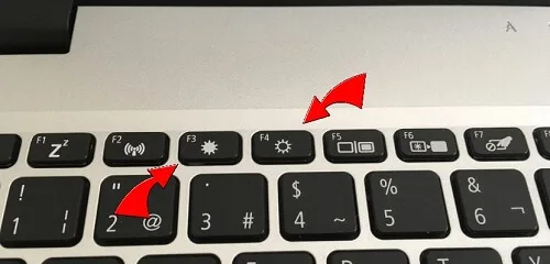 como subir el brillo del ordenador con el teclado